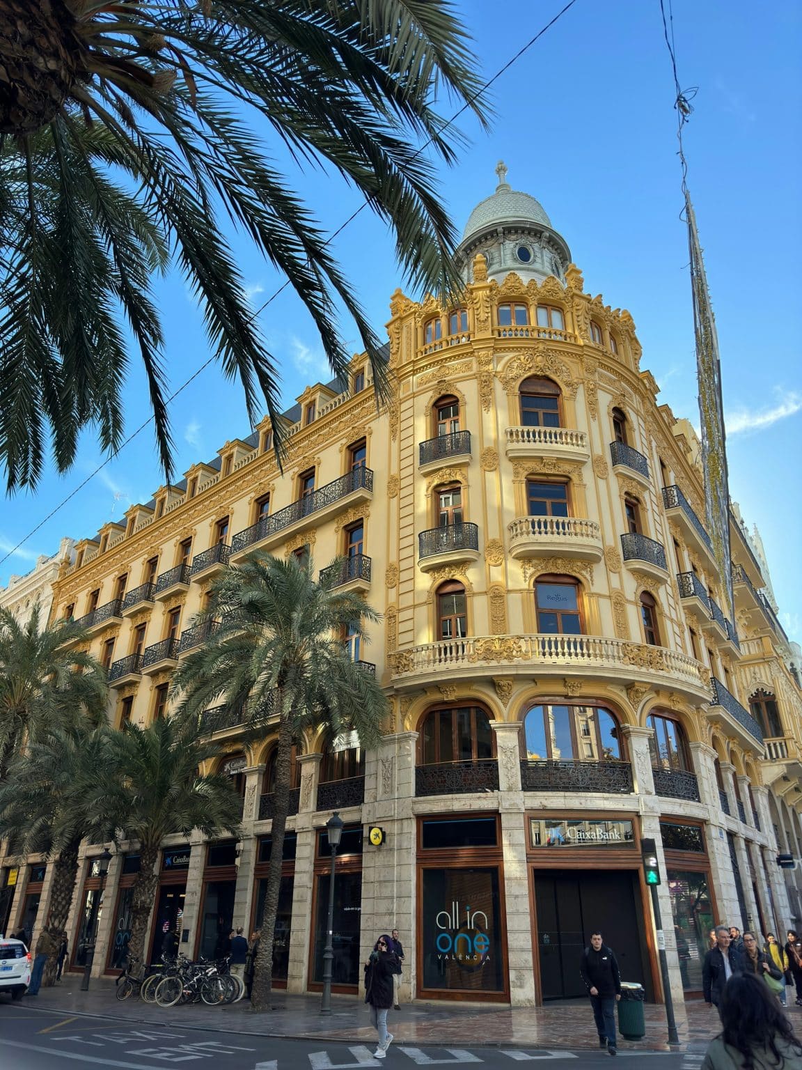 Immeuble moderniste et palmiers dans l’Eixample, Valence